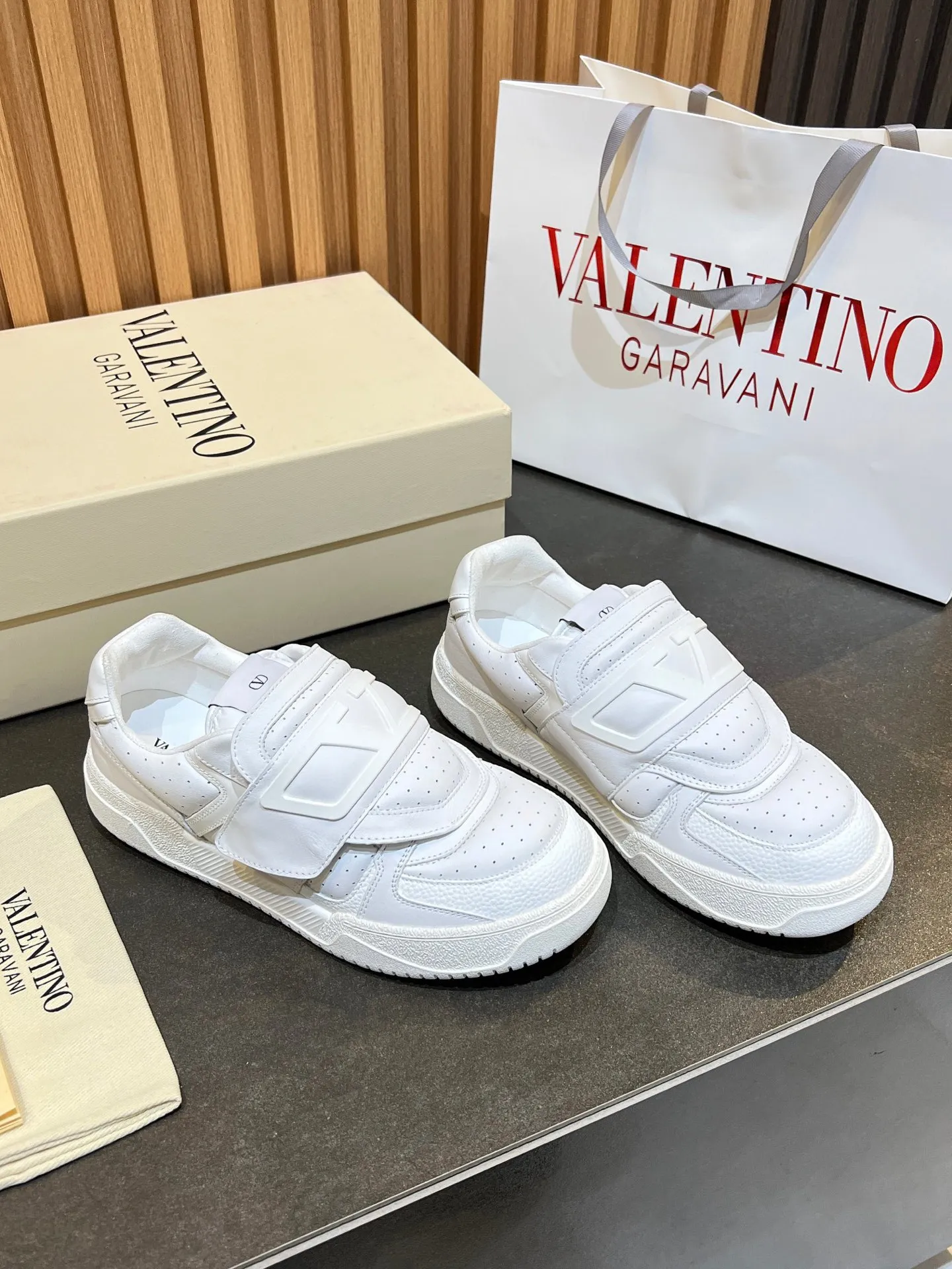 Men's men's shoes 💰760 VLTN Valentin 𝑶𝒏𝒆𝑺𝒕𝒖𝒅 Couple's sneaker series Valentino 2025 new couple's sneakers are on sale. The original ZP purchased and disassembled. Repeated pattern making and modification. The strength must be restored one to one! Top luxury masterpiece Velcro design Soft and comfortable imported calfskin 🧧brings excellent and elegant texture and excellent on-foot comfort Top purchasing version upper: imported calfskin surface/original oil edge craftsmanship Inner: water-dyed cowhide lining Outsole: original development 𝐓𝐏𝐔 two-color combination outsole Packaging: original configuration complete package Code number: 35-46 (45 46 customized)
